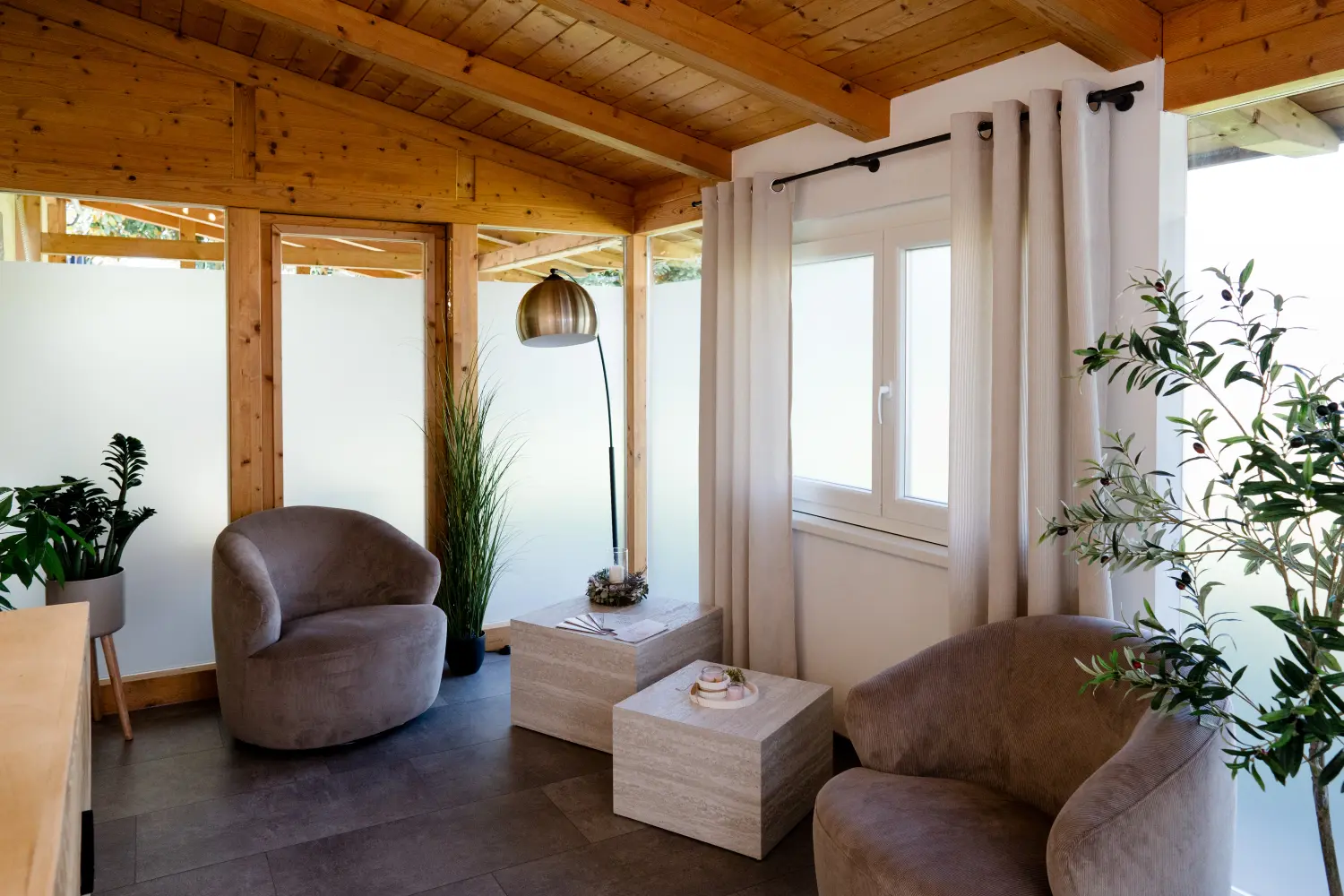 Studioaufnahme von Frauen, die ihren natürlichen Körper feiern