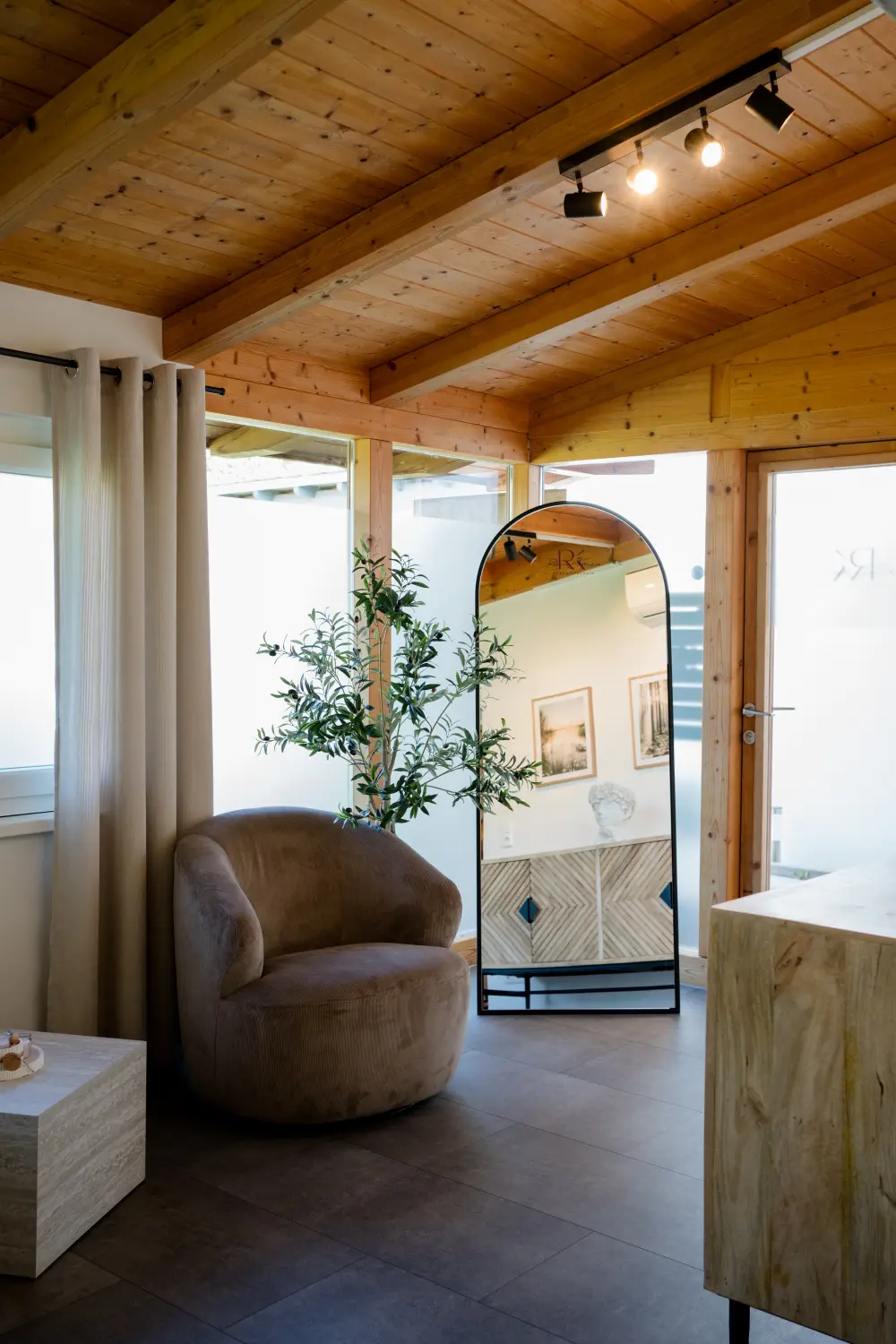 Junge Frau bekommt Spa-Behandlung