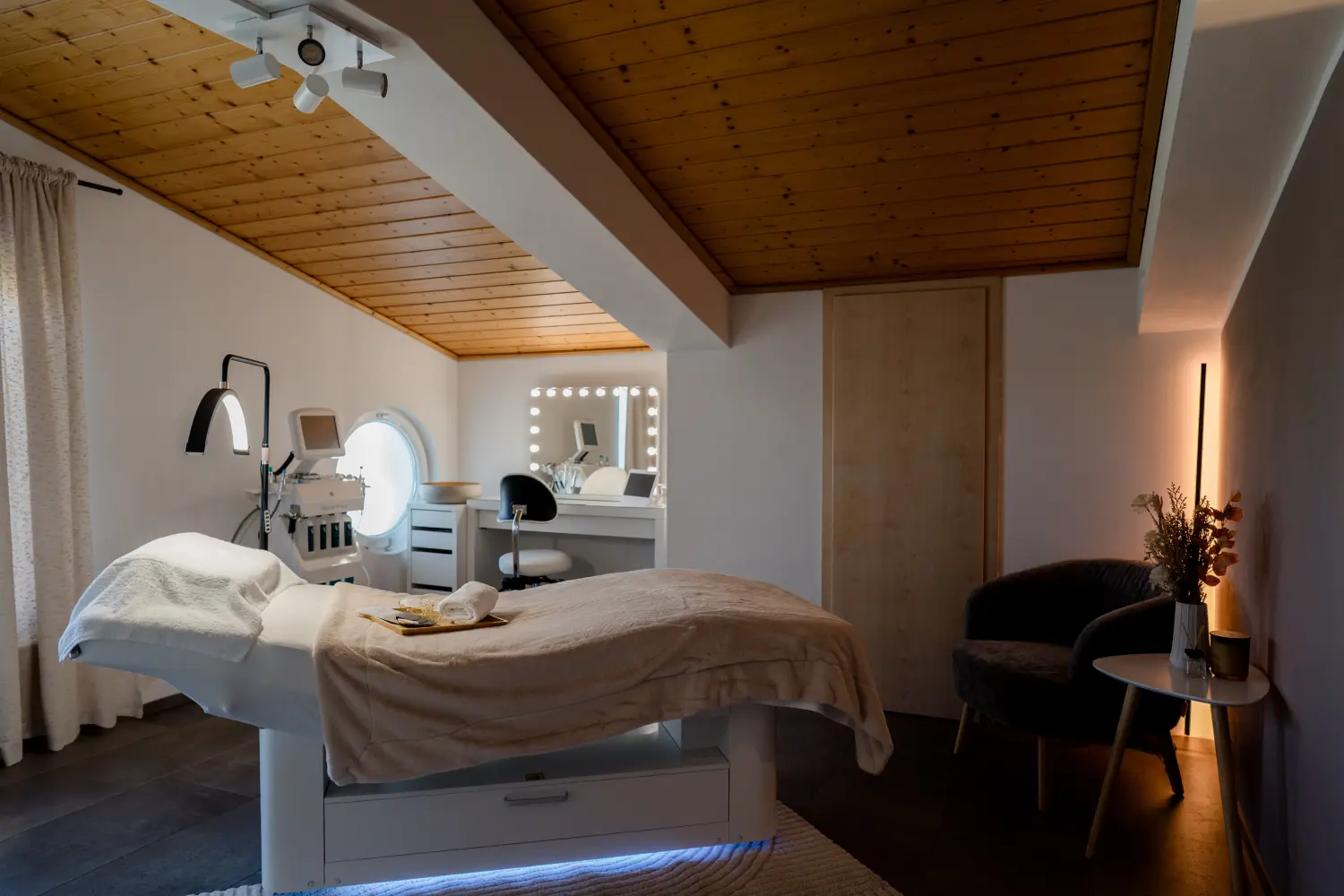 Flaches Set aus professioneller dekorativer Kosmetik, Make-up-Tools und Accessoires auf beigem Hintergrund